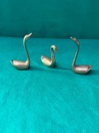 Bonito conjunto de 3 cisnes em bronze, vintage. Os dois mais altos medem 8 cm de altura e o mais pequeno mede 5 cm de altura.   