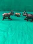 Conjunto de 3 elefantes em bronze, dois de eles tem os olhos de vidro. Conforme nas fotos, os dois maiores medem 9 cm de comprimento por 8 cm de altura, o mais pequeno mede 6 cm de comprimento.  