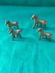 Conjunto com 4 miniaturas de 4 cavalos em bronze.  Conforme nas fotos, o maior mede 5 cm.  