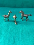 Conjunto com 3 miniaturas em bronze compostos por 3 animais diferente, uma alpaca, um cavalo e um golfinho. Conforme nas fotos.