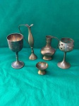 Lote 5 pecas variáveis composto por Um cálice alto, Um jarro alto e esguio, Um jarro bojudo, Um castiçal ou porta-velas, Uma pequena tigela.Como  se encontram nas fotos. 25