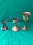 Conjunto de 3 peças, composto por uma Cafeteira turca e dois cálices em bronze.