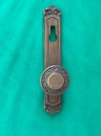 Vintage, antigo puxador de porta com espelho, o conjunto e feito em bronze e apresenta um design ornamentado, com detalhes intrincados na placa e na maçaneta.Em bom estado, conforme nas fotos.   