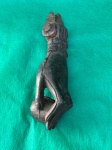 Belíssimo batente de porta vitoriano, em ferro, representando uma mão. Como se encontra nas fotos, medindo 12 cm de comprimento.  