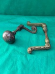 Conjunto de dois puxadores completos, um em bronze e outro em ferro, como se encontram nas fotos, o de bronze apresenta os dois puxadores para ambos lados da porta, em bronze com decoração em relevo.O de ferro vintage, completo, com os dois puxadores para ambos lados da porta.Como se encontram nas fotos. 