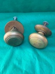 Belo par de puxadores de porta, vintage em bronze. Apresentam um estilo elegante.Como se encontram nas fotos.   