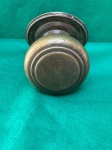Belo puxador de bronze, como se encontra nas fotos, medindo 7,5 cm de diâmetro.