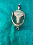 Belíssimo batente de porta em bronze, do início do seculo XX, como se encontra nas fotos medindo 9,5 cm de comprimento.