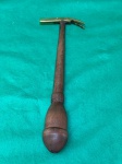 Belíssimo martelo de ourives, vintage, em bronze.Como se encontra nas fotos medindo 27 cm de comprimento. 