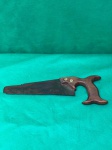 Antigo serrote de mão, muito apreciando pelo marceneiro devido a sua durabilidade e qualidade, este apresenta um cabo em madeira nobre com um fino trabalho de moldagem, e pequenos detalhes em bronze.Conforme nas fotos medindo 50 cm de comprimento.  