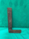 Belíssimo esquadro inglês, vintage, em madeira nobre e detalhes em bronze.Se encontra conforme nas fotos medindo 29,5 cm de comprimento.   