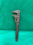 Antiga chave de grifo de estilo norte americana, funcionando perfeitamente, conforme nas fotos medindo 25 cm de comprimento.