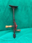 Antiga ferramenta - furadeira manual com empunhadura em madeira e receptáculo interno para brocas. Funcional, em bom estado como se pode visualizar nas fotos, medindo 38 cm de comprimento.   