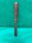 Vintage, antigo formão de mercenária, com detalhe corte arredondado. Como se encontra nas fotos medindo 27 cm de comprimento.  