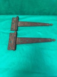 Vintage, antigo par de dobradiças em ferro para portões ou porta.Muito resistentes, indicada para portas ou portões de grande porte.Como se encontram nas fotos, medindo 30 cm de comprimento.   
