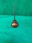 Almotolia.Vintage, almotolia, ou bomba de óleo manual. Esses objetos eram comumente usados para lubrificar máquinas e equipamentos.Como se encontra nas fotos medindo 14 cm de altura por 5cm de diâmetro na base.