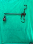 Balança antiga de ferro. Este tipo de balança, também conhecida como balança romana, era comumente utilizada para pesar objetos, consistindo em uma haste com um peso deslizante e ganchos para suspender o objeto a ser pesado e um contrapeso.Como se encontra nas fotos.  