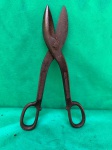 HENA.Antiga tesoura de funilaria, feita pela empresa HENA, do México em ferro forjado.Essas tesouras em muito utilizadas por ferreiras para cortar chapa.Como se encontra nas fotos.  