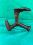 Vintage bigorna de sapateiro N3, feita de metal. Ela possui uma base larga para estabilidade e três extensões: uma para o calcanhar, outra para a sola e uma terceira para o peito do pé. Essas extensões permitem que o sapateiro trabalhe diferentes partes do sapato com precisão.