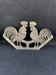 Belíssimo cabide com dois galos de metal, com dois galos frente a frente, com a inscrição "CALA O BICO".Conforme nas fotos, medindo 32 cm de comprimento por 19 cm de largura.   