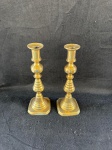 par de castiçais antigos de bronze em formato de colmeia, do século XIX. Eles apresentam um design clássico com base quadrada e um corpo em formato de colmeia invertida, um estilo popular na época.Conforme nas fotos medindo 25 cm de altura.   