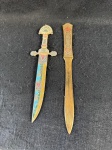 Belíssimo conjunto de uma adaga e abridor de cartas em bronze com inscrições aparentemente incas, pintadas a mão.Conforme nas fotos, a adaga mede 21 cm de comprimento e o abridor mede 24 cm de comprimento. 