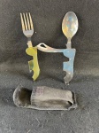 Belíssimo canivete multiusos em metal, com vários artículos para quem gosta de se aventurara na natureza. Esse kit é composto por um abridor de garrafas, garfo, colher e uma faca, tendo um mecanismo que o permite unir e se tornar uma peça só. Conforme nas fotos.   