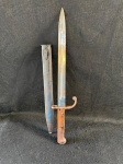 SIMSON & CO SUHL 564 - Antiga Baioneta Mauser 1ª Guerra, c/ Bainha. Timbrados Lâmina e Guarda, Detalhe Madeira Cabo, muito bom estado de conservação apesar das marcas de manuseio e do tempo, segue no estado, conforme fotos, medindo 43 cm de comprimento. 