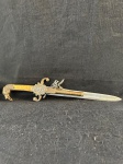 Belíssimo punhal decorativo, vintage, em forma de uma antiga arma, apresenta uma decoração em bronze esculpido em forma de uma cabeça de um cavalo. Conforme nas fotos medindo 41 cm de comprimento.    