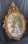 Belíssimo espelho Venezia, talhado em madeira nobre folhado a ouro. O espelho tem forma oval com uma moldura dourada ornamentada. A moldura é elaborada com detalhes intrincados e um acabamento brilhante, o espelho apresenta um elevado bisote oferecendo um elevado nível de elegância. Conforme nas fotos medindo 88 cm X 61 cm.   
