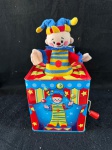 brinquedo chamado Schylling Silly Circus Jack in the Box, também conhecido como João-bobo ou Jack-in-the-box do Circo Silly da Schylling. É um brinquedo clássico para crianças que apresenta um palhaço de pelúcia que salta de uma caixa de metal decorada com tema de circo.Como se encontra nas fotos medindo 14 cm X 14 cm.   