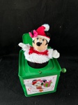 brinquedo do tipo "Jack-in-the-Box" da Minnie Mouse, especificamente a versão natalina "Deck the Halls" de 2018. O brinquedo consiste em uma caixa musical de metal verde com ilustrações da Minnie e do Mickey em tema natalino e, ao girar a manivela, uma boneca da Minnie vestida de Mamãe Noel salta da caixa.Conforme nas fotos.   