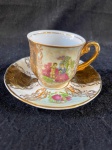 Porcelana Parana.Bela xicara de café em fina porcelana parana, com uma elegante decoração em dourado e uma bela cena Galant. Conforme nas fotos.   