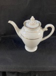 HohenbergBelíssimo bule em fina porcelana alemã, Hohenberg.O bule apresenta um corpo design elegante e clássico, apresenta Linhas finas douradas que circundam o corpo do bule e a tampa, realçando o formato.Conforme nas fotos.  