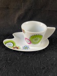 Silla.Belíssima xicara de café em fina porcelana silla. xícara e o pires são brancos com desenhos florais coloridos. A xícara tem uma alça curva e o pires tem um formato assimétrico.Conforme nas fotos. 