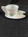 Silla.Belíssima xicara de café em fina porcelana silla. xícara e o pires são brancos com desenhos florais coloridos. A xícara tem uma alça curva e o pires tem um formato assimétrico.Conforme nas fotos. 