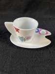 Silla.Belíssima xicara de café em fina porcelana silla. xícara e o pires são brancos com desenhos florais coloridos. A xícara tem uma alça curva e o pires tem um formato assimétrico.Conforme nas fotos. 