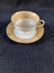 Mane.Belíssima xicara de café, em fina procela, com um designer fino e elegante, decorada a ouro com padrões florais em dourado. Conforme nas fotos.  