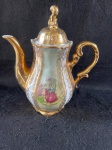 Porcelana Parana.Belíssimo bule em fina porcelana parana. Com um majestoso designer, decorado a ouro com padrões florais e uma belíssima cena galant. Conforme nas fotos.   
