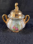 Porcelana Parana.Belíssimo açucareiro em fina porcelana parana. Com um majestoso designer, decorado a ouro com padrões florais e uma belíssima cena galant. Conforme nas fotos.   