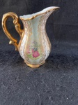 Porcelana Parana.Belíssima jarro leiteiro, em fina porcelana parana. Com um majestoso designer, decorado a ouro com padrões florais e uma belíssima cena galant. Conforme nas fotos.   