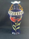 Limoges.vaso de porcelana de Limoges. As porcelanas de Limoges são produzidas na região de Limoges, na França, desde o século XVIII.O belíssimo vaso apresenta uma decoração na cor predominantemente azul cobalto, com detalhes em branco, dourado e vermelho, apresentado um elegante design floral com lírios vermelhos pintados à mão, além de detalhes geométricos em dourado e branco na parte superior.Como se encontra nas fotos, medindo 37 cm de altura.  