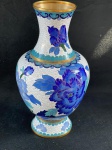 Cloisonnévaso chinês cloisonné, meados século XX, O vaso apresenta um fundo branco com pequenos desenhos que se assemelham a nuvens, decorado com grandes flores azuis, possivelmente peônias, e um pássaro azul em voo.Em bom estado, como se apresenta nas fotos, medindo26 cm de altura.  
