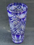 cristal checoslovaco.Belíssimo vaso em cristal checoslovaco, do início século XX, em azul cobalto com cortes intrincados. O vaso apresenta um design com padrões geométricos e estrelas, criados através da técnica de corte em cristal transparente.Conforme nas fotos medindo 25 cm de altura.  