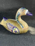 Belíssima escultara mexicana figurando um pato.O pato apresenta um corpo em bronze com belos detalhes em relevo, as asas são em cerâmica, com detalhes pintados à mão, o pescoço e a cabeça são em cerâmica cuidadosamente esculpida e pintada a mão. Conforme nas fotos medindo 18 cm de comprimento por 16 cm de altura.  