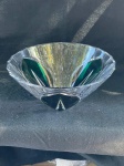 Belíssimo centro de mesa, em cristal francês, com um designer elegante, Cristal transparente com detalhes em verde um padrão Linear vertical, conhecido como Fleur.Conforme nas fotos medindo 25 cm de diâmetro por 11 cm de altura.   