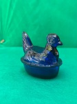 Vintage, Manteigueira em vidro representando galinha, cor azul cobalto. Muito bonita, conforme nas fotos. Medidas 9cm de comprimento por 7 cm de altura.