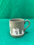 WedgwoodXícara Wedgwood Jasperware na cor verde sálvia, decorada com figuras neoclássicas brancas em relevo.Em bom estado, medindo 6 cm de altura.   