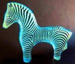 ABRAHAM PALATNIK  Escultura cinética representando zebra azul claro em resina de poliéster de manufatura Abraham Palatnik. Medindo 16 cm de altura por 19 cm de comprimento.