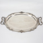 Grande Bandeja em prata Portuguesa, contraste Águia, borda trabalhada, com alça, medindo 49 cm por 8